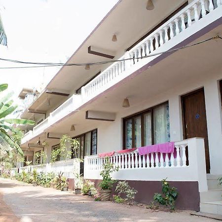 Sea View Resort Morjim Exterior photo