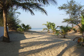 Sea View Resort Morjim Exterior photo